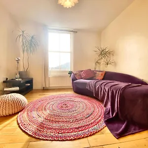 London's East End 2 Bedroom Appartamento Londra